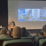 De juryvoorzitter van de Dirk Roozenburgprijs leidt de uitreiking in.