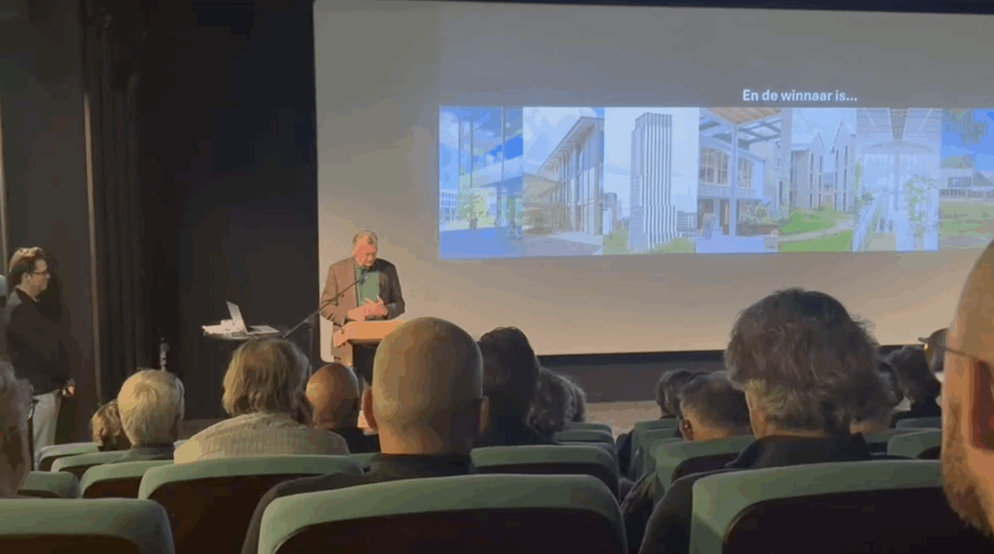 De juryvoorzitter van de Dirk Roozenburgprijs leidt de uitreiking in.